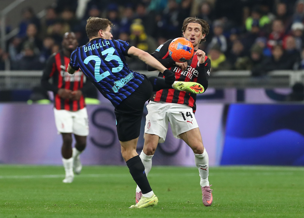 MILAN, ITALY - NOVEMBER 23: Luka Modric of AC Milan competes for the ball with Nicolo’ Barella of FC Internazionale during the Serie A match between FC Internazionale and AC Milan at Giuseppe Meazza Stadium on November 23, 2025 in Milan, Italy. (Photo by Marco Luzzani/Getty Images)