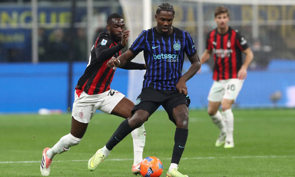 MILAN, ITALY - NOVEMBER 23: Marcus Thuram of FC Internazionale is challenged by Fikayo Tomori of AC Milan during the Serie A match between FC Internazionale and AC Milan at Giuseppe Meazza Stadium on November 23, 2025 in Milan, Italy. (Photo by Marco Luzzani/Getty Images)
