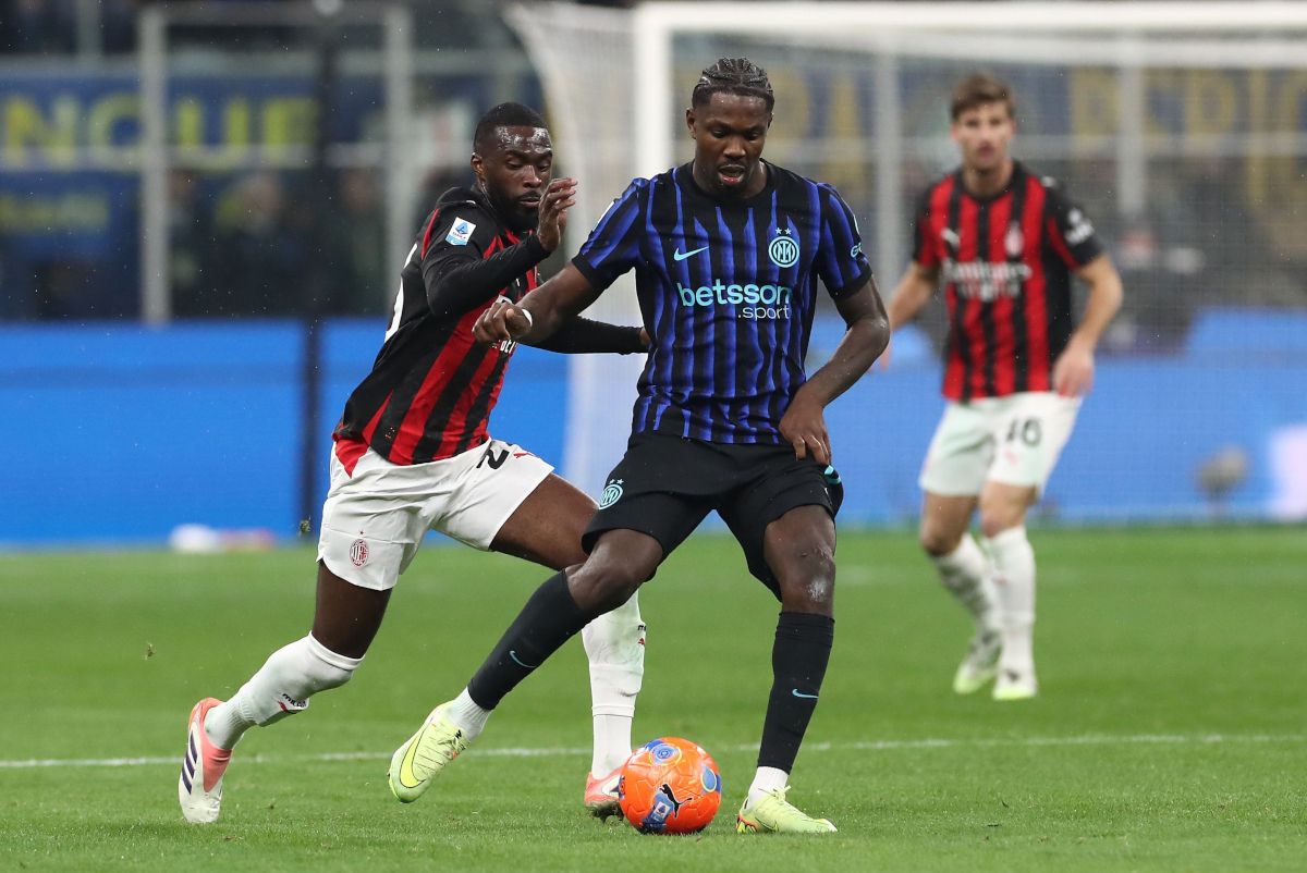 MILAN, ITALY - NOVEMBER 23: Marcus Thuram of FC Internazionale is challenged by Fikayo Tomori of AC Milan during the Serie A match between FC Internazionale and AC Milan at Giuseppe Meazza Stadium on November 23, 2025 in Milan, Italy. (Photo by Marco Luzzani/Getty Images)