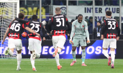 MILAN, ITALY - NOVEMBER 23: Mike Maignan of AC Milan celebrates with his team-mates the victory at the end of the Serie A match between FC Internazionale and AC Milan at Giuseppe Meazza Stadium on November 23, 2025 in Milan, Italy. (Photo by Marco Luzzani/Getty Images)
