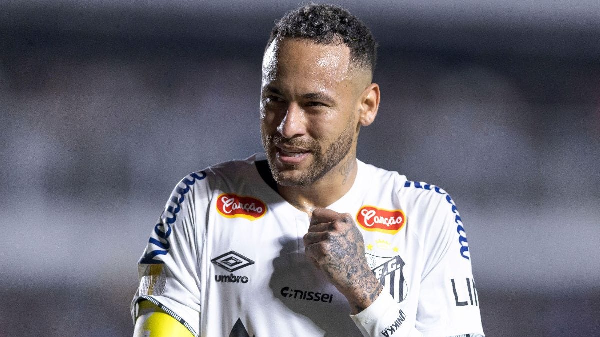 Neymar given standing ovation after playing and scoring through injury in crucial Santos win