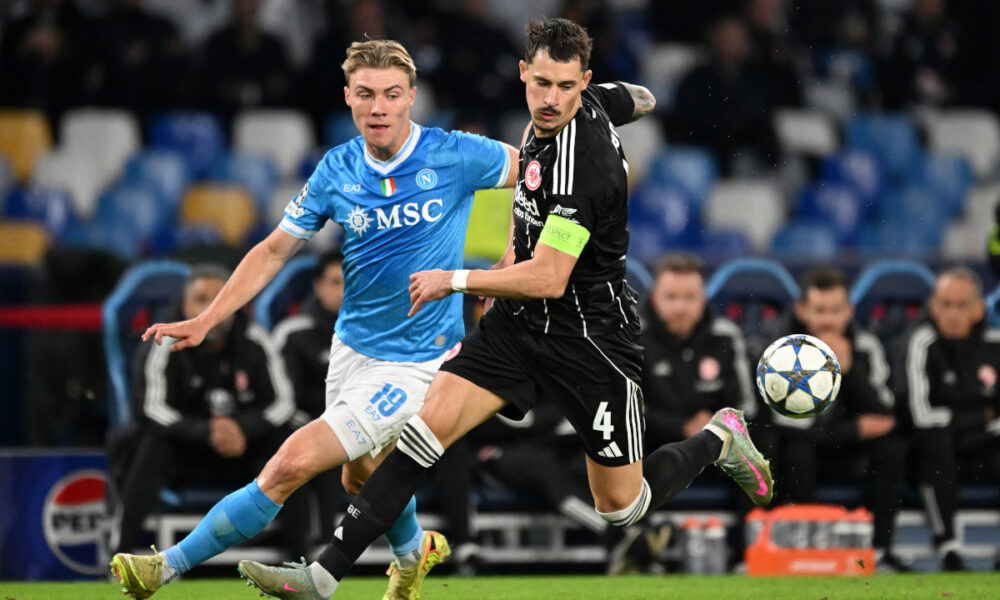 NAPLES, ITALY - NOVEMBER 04: Robin Koch of Eintracht Frankfurt battles for possession with Rasmus Hojlund of SSC Napoli during the UEFA Champions League 2025/26 League Phase MD4 match between SSC Napoli and Eintracht Frankfurt at Stadio Diego Armando Maradona on November 04, 2025 in Naples, Italy. (Photo by Francesco Pecoraro/Getty Images)
