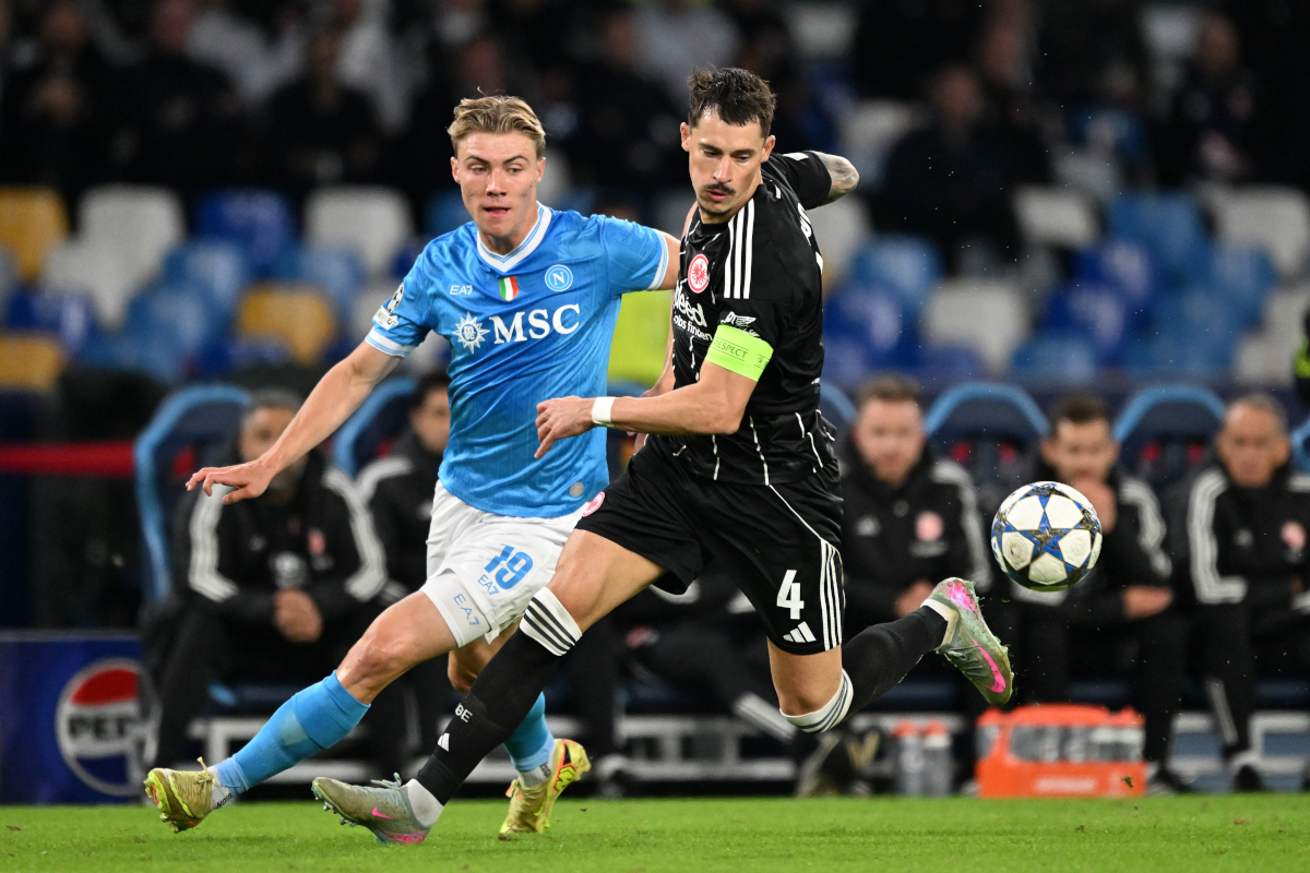 NAPLES, ITALY - NOVEMBER 04: Robin Koch of Eintracht Frankfurt battles for possession with Rasmus Hojlund of SSC Napoli during the UEFA Champions League 2025/26 League Phase MD4 match between SSC Napoli and Eintracht Frankfurt at Stadio Diego Armando Maradona on November 04, 2025 in Naples, Italy. (Photo by Francesco Pecoraro/Getty Images)