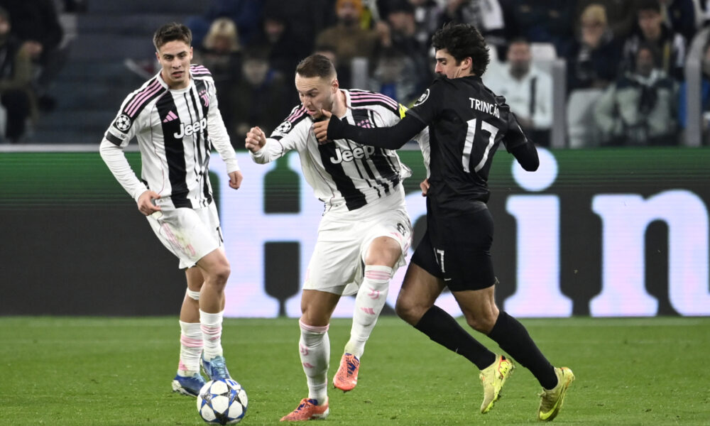 TURIN, ITALY - NOVEMBER 04: Teun Koopmeiners of Juventus is challenged by Francisco Trincao of Sporting CP during the UEFA Champions League 2025/26 League Phase MD4 match between Juventus and Sporting Clube de Portugal at Juventus Stadium on November 04, 2025 in Turin, Italy. (Photo by Stefano Guidi/Getty Images)
