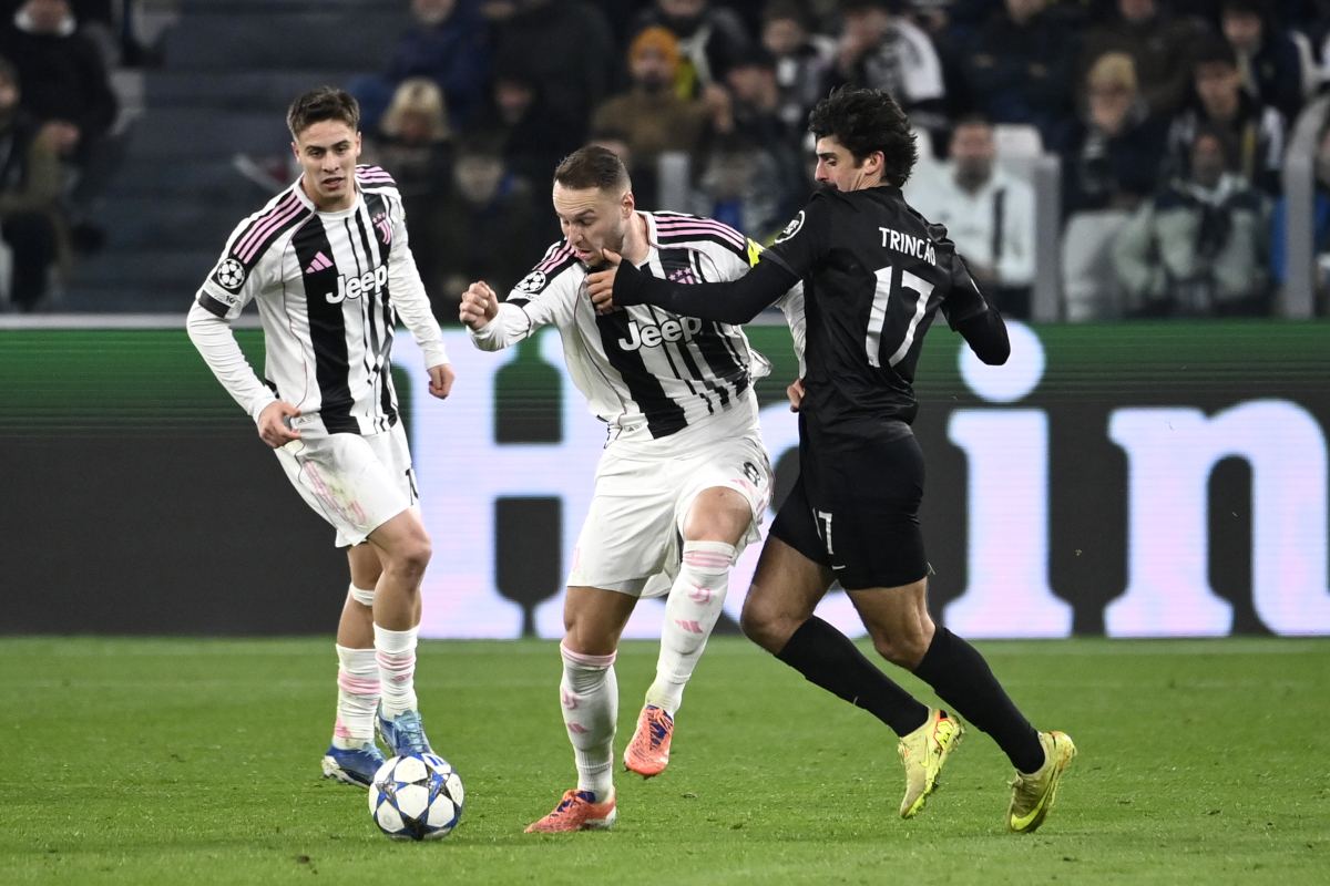 TURIN, ITALY - NOVEMBER 04: Teun Koopmeiners of Juventus is challenged by Francisco Trincao of Sporting CP during the UEFA Champions League 2025/26 League Phase MD4 match between Juventus and Sporting Clube de Portugal at Juventus Stadium on November 04, 2025 in Turin, Italy. (Photo by Stefano Guidi/Getty Images)