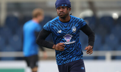 BERGAMO, ITALY - SEPTEMBER 30: Ademola Lookman of Atalanta warms up prior to the UEFA Champions League 2025/26 League Phase MD2 match between Atalanta BC and Club Brugge KV at Stadio di Bergamo on September 30, 2025 in Bergamo, Italy. (Photo by Timothy Rogers/Getty Images)