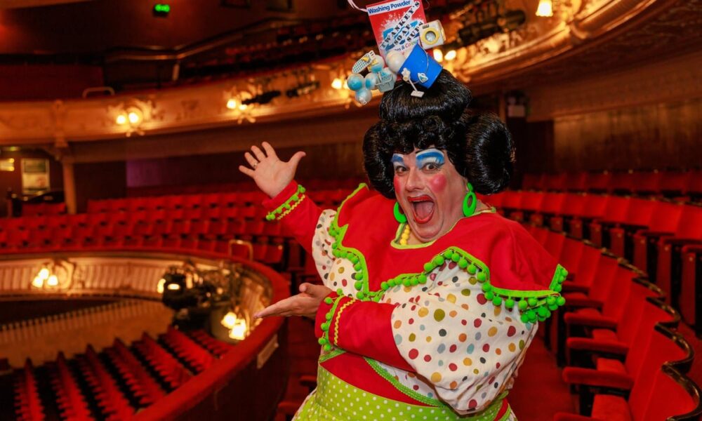 "People want the belly laughs" - Portsmouth panto legend Jack Edwards gives us his Widow Twankey at the Kings Theatre