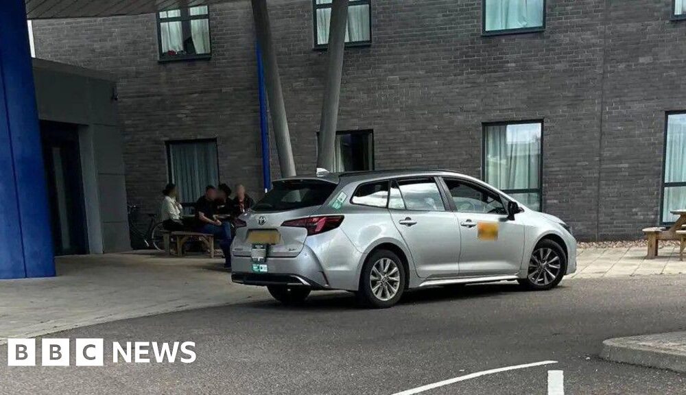 Government to ban asylum seekers from using taxis