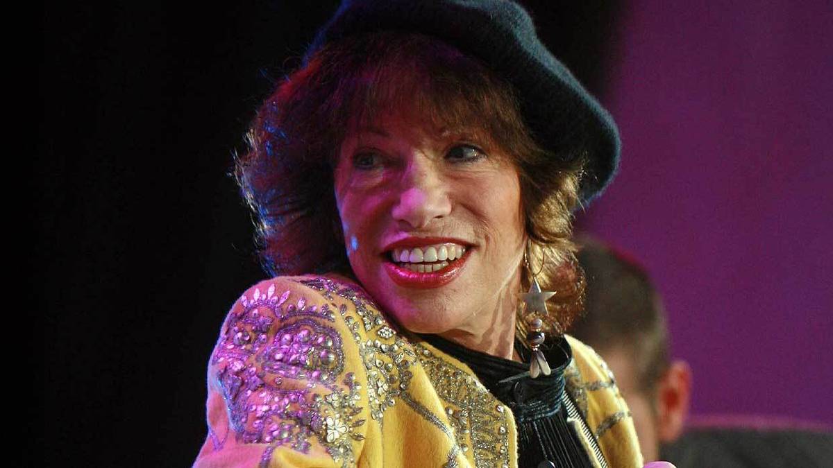 53 Years Ago, Carly Simon Released This Soft‑Rock Diss Track — and It Hit #1 on Billboard
