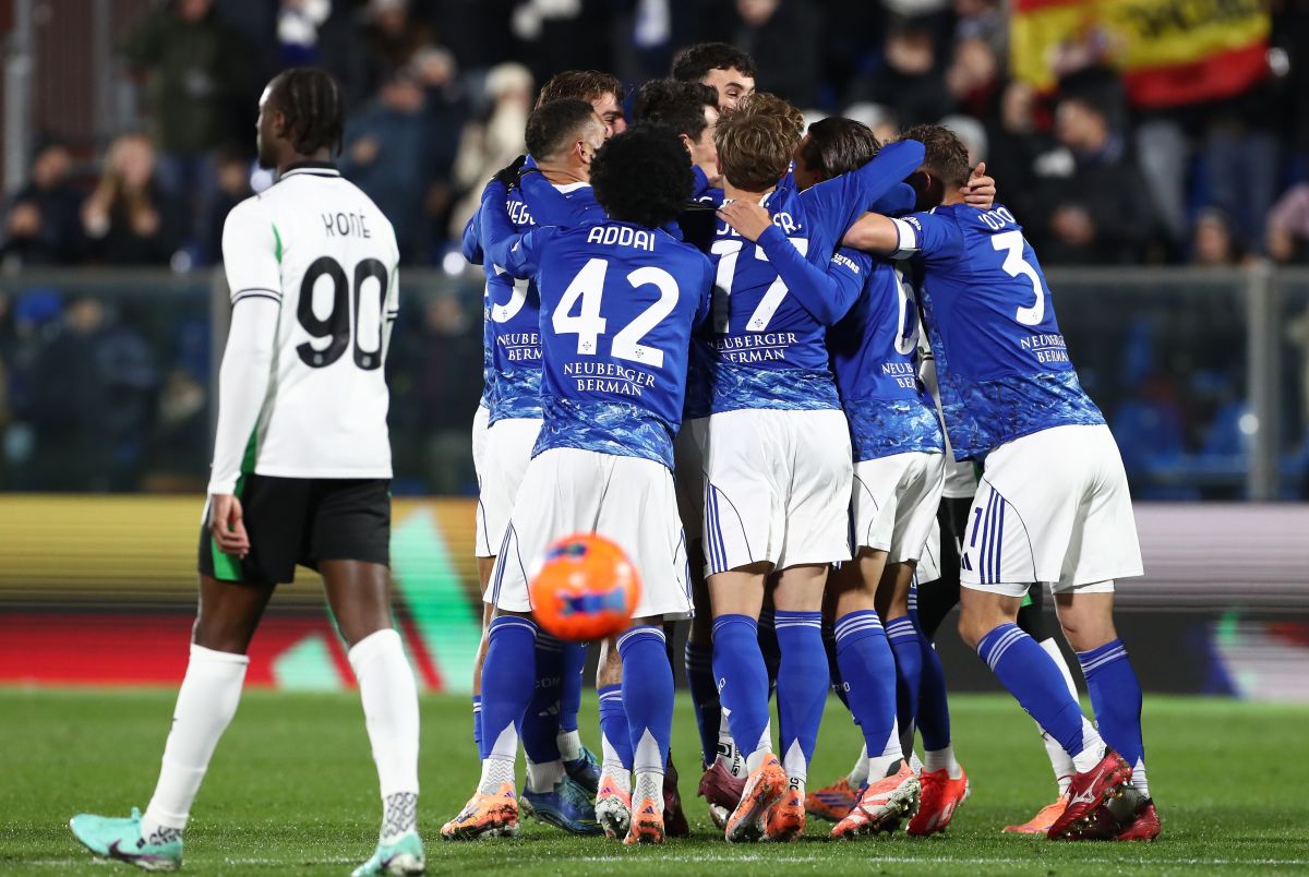 COMO, ITALY - NOVEMBER 28: Anastasios Douvikas of Como 1907 celebrates with his team-mates after scoring their team