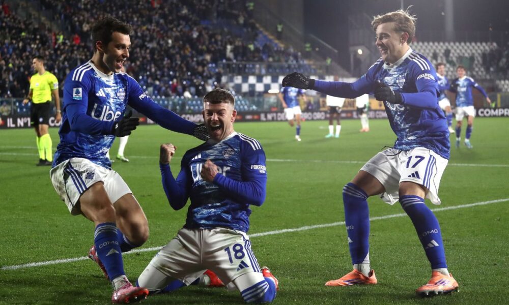 COMO, ITALY - NOVEMBER 28: Alberto Moreno of Como 1907 celebrates with his team-mates after scoring their team