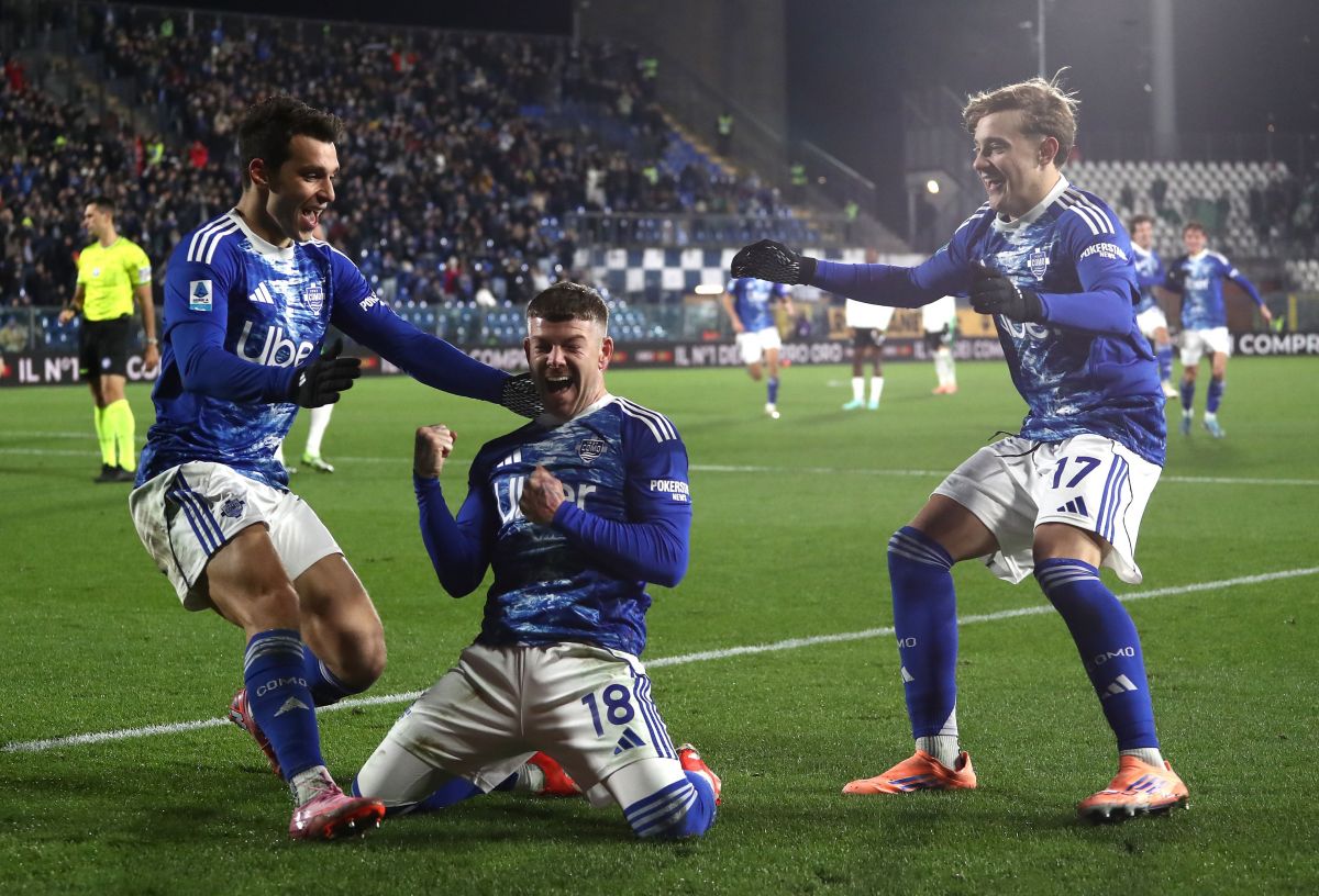 COMO, ITALY - NOVEMBER 28: Alberto Moreno of Como 1907 celebrates with his team-mates after scoring their team