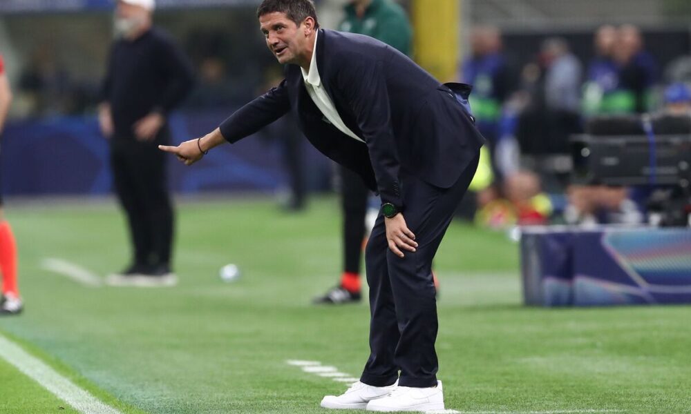 MILAN, ITALY - SEPTEMBER 30: FC Internazionale coach Cristian Chivu issues instructions to his players during the UEFA Champions League 2025/26 League Phase MD2 match between FC Internazionale Milano and SK Slavia Praha at Stadio San Siro on September 30, 2025 in Milan, Italy. (Photo by Marco Luzzani/Getty Images)