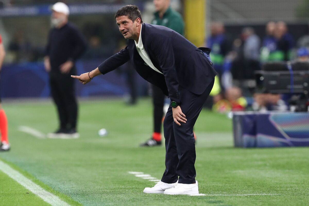 MILAN, ITALY - SEPTEMBER 30: FC Internazionale coach Cristian Chivu issues instructions to his players during the UEFA Champions League 2025/26 League Phase MD2 match between FC Internazionale Milano and SK Slavia Praha at Stadio San Siro on September 30, 2025 in Milan, Italy. (Photo by Marco Luzzani/Getty Images)
