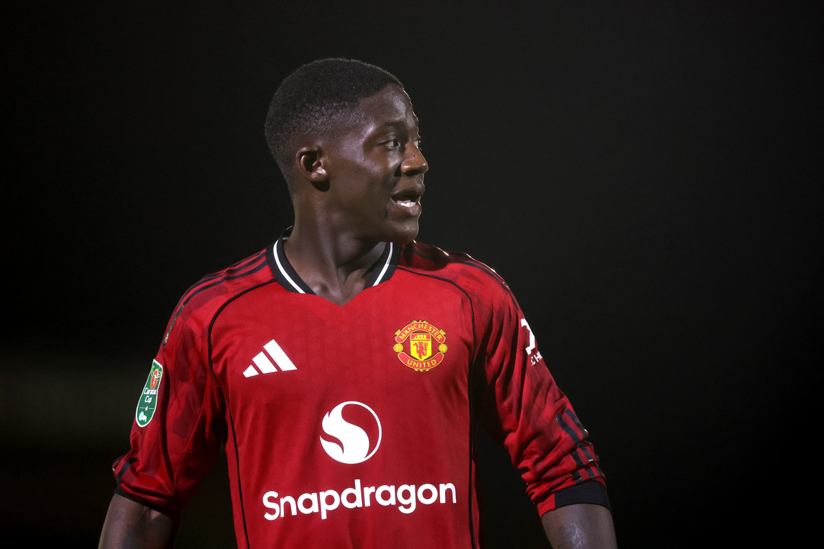 GRIMSBY, ENGLAND - AUGUST 27: Kobbie Mainoo of Manchester United looks on during the Carabao Cup Second Round match between Grimsby Town and Manchester United at Blundell Park on August 27, 2025 in Grimsby, England. (Photo by George Wood/Getty Images) (Roma and Napoli links)