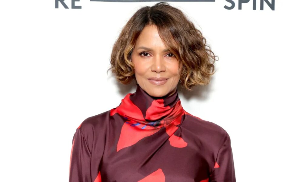 Halle Berry's Alo Yoga Leggings Are 30% Off for a Limited Time