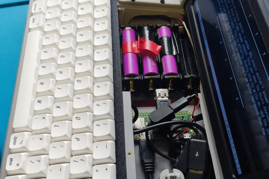 Micro Journal 2.1 writerdeck by Un Kyu Lee, internals exposed