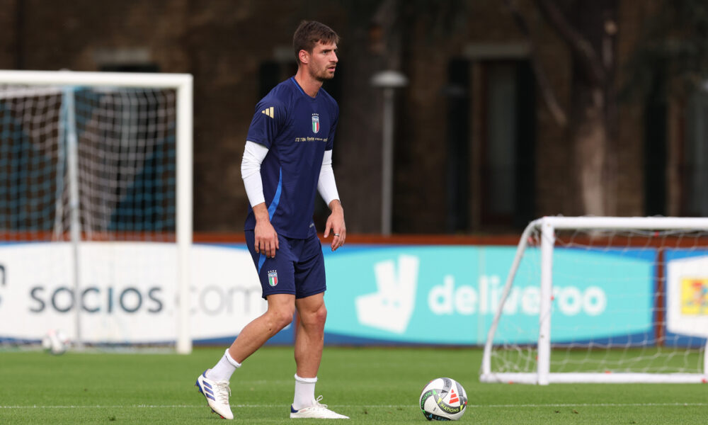 FLORENCE, ITALY - OCTOBER 08: Matteo Gabbia of Italy in action during a Italy training session at Centro Tecnico Federale di Coverciano on October 08, 2024 in Florence, Italy. (Photo by Claudio Villa/Getty Images)