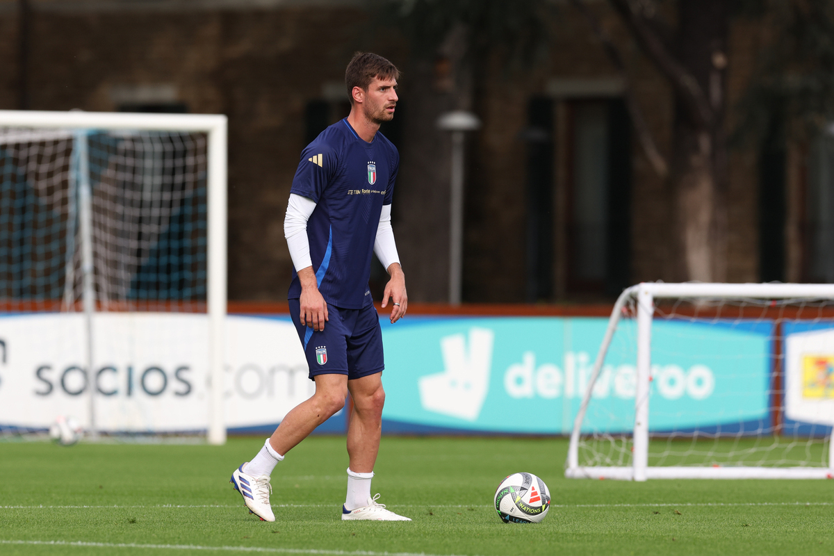 FLORENCE, ITALY - OCTOBER 08: Matteo Gabbia of Italy in action during a Italy training session at Centro Tecnico Federale di Coverciano on October 08, 2024 in Florence, Italy. (Photo by Claudio Villa/Getty Images)