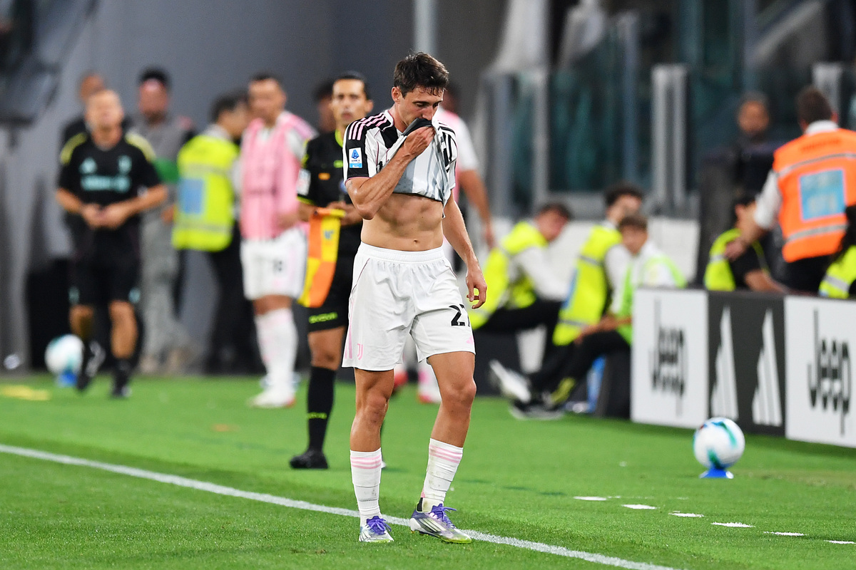 TURIN, ITALY - AUGUST 24: Andrea Cambiaso of Juventus walks off the pitch after receiving a red card during the Serie A match between Juventus FC and Parma Calcio 1913 at on August 24, 2025 in Turin, Italy. (Photo by Valerio Pennicino/Getty Images)