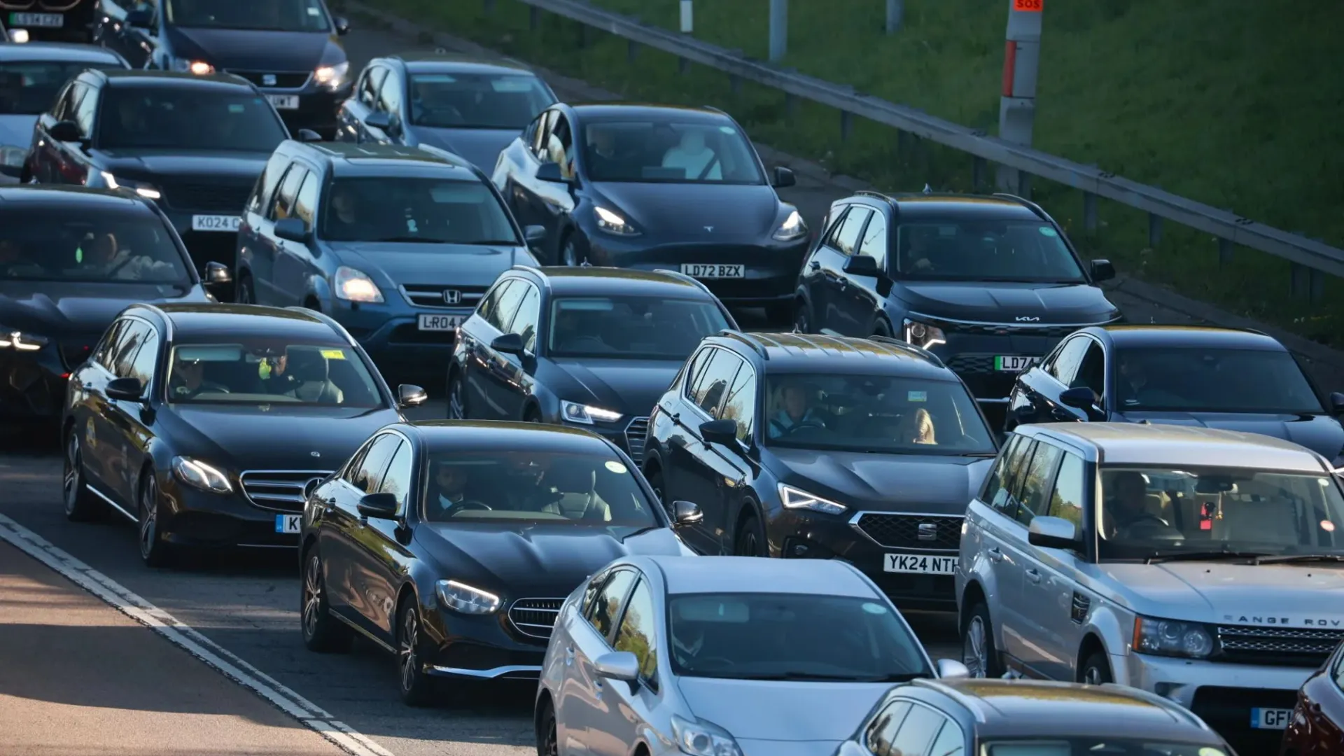 M4 closed after car crashes off motorway as drivers left trapped and facing long delays