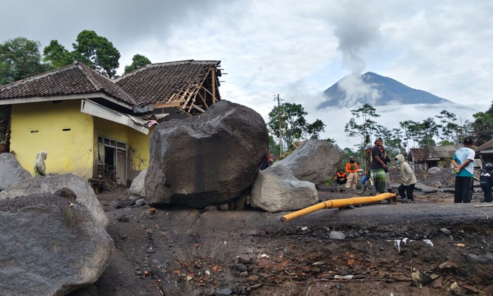 Nearly 1,000 evacuated as erupting Indonesian volcano covers villages with hot ash | World News