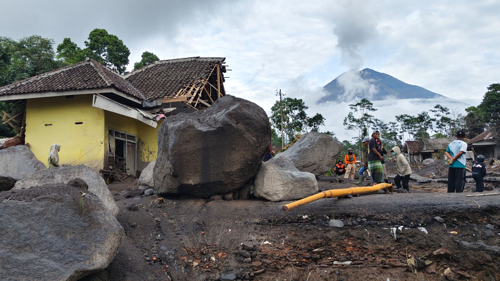 Nearly 1,000 evacuated as erupting Indonesian volcano covers villages with hot ash | World News