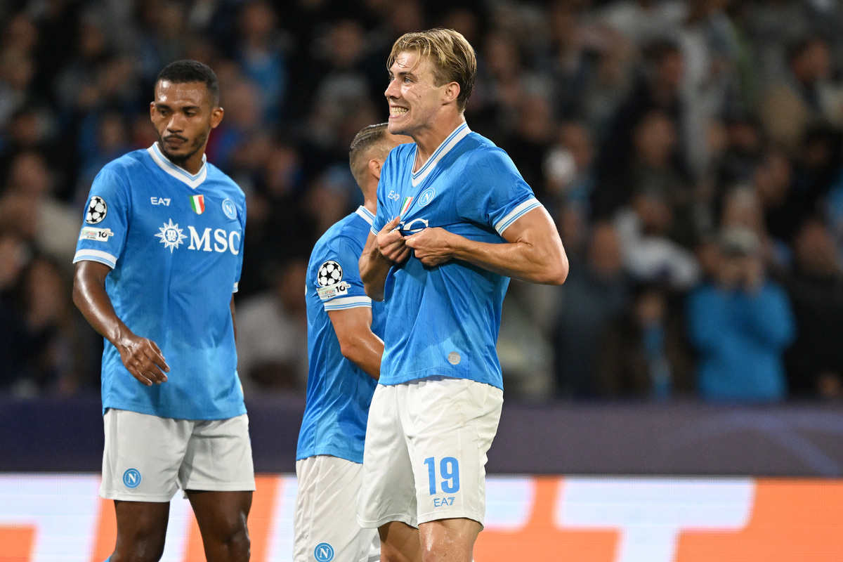 NAPLES, ITALY - OCTOBER 01: Rasmus Hojlund of SSC Napoli celebrates after scoring his side first goal during the UEFA Champions League 2025/26 League Phase MD2 match between SSC Napoli and Sporting Clube de Portugal at Stadio Diego Armando Maradona on October 01, 2025 in Naples, Italy. (Photo by Francesco Pecoraro/Getty Images)