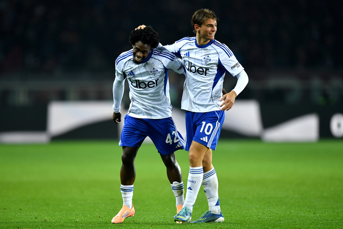 TURIN, ITALY - NOVEMBER 24: Jayden Addai (L) of Como 1907 celebrates with teammate Nico Paz (R) after scoring his team