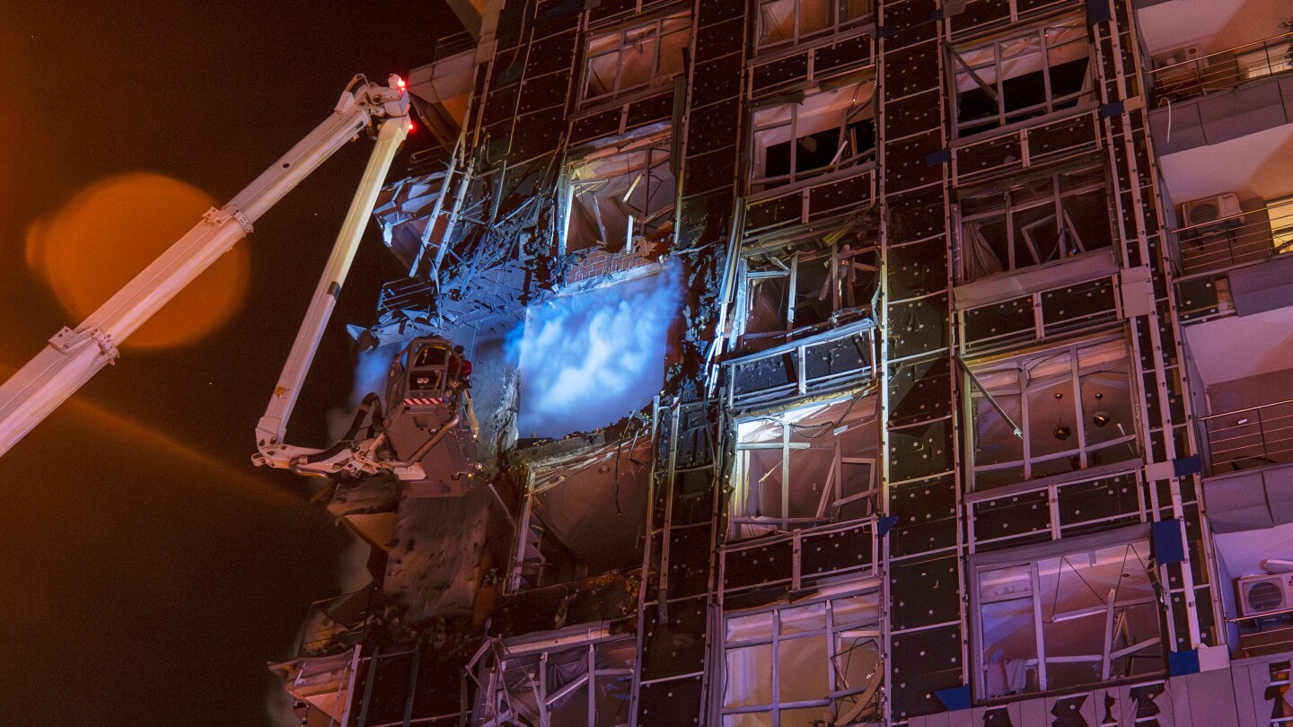 Russia strikes Ukraine's capital despite US peace push