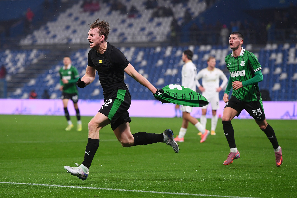 SASSUOLO, ITALY - NOVEMBER 24: Kristian Thorstvedt of Sassuolo celebrates scoring his team