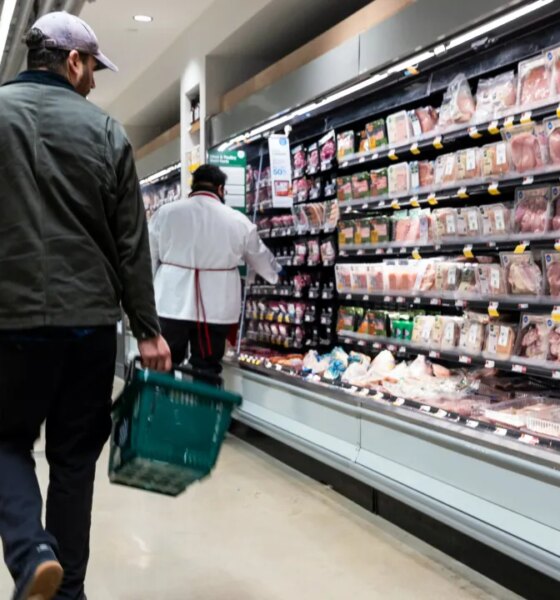 Which major stores and restaurants are closed on Thanksgiving Day 2025?