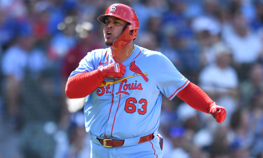 Cardinals Re-Sign Yohel Pozo To Major League Deal