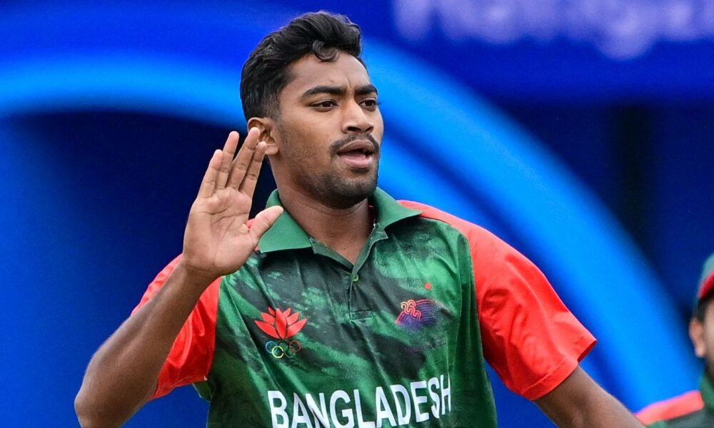 Bangladesh&#039;s Ripon Mondol (L) celebrates with teammates after the dismissal of India&#039;s Yashasvi Jaiswal ahead of the 2025 Asia Cup Rising Stars final featuring Bangladesh vs Pakistan in Doha on Nov, 23 2025. (Photo by Ishara S. KODIKARA / AFP) (Photo by ISHARA S. KODIKARA/AFP via Getty Images)