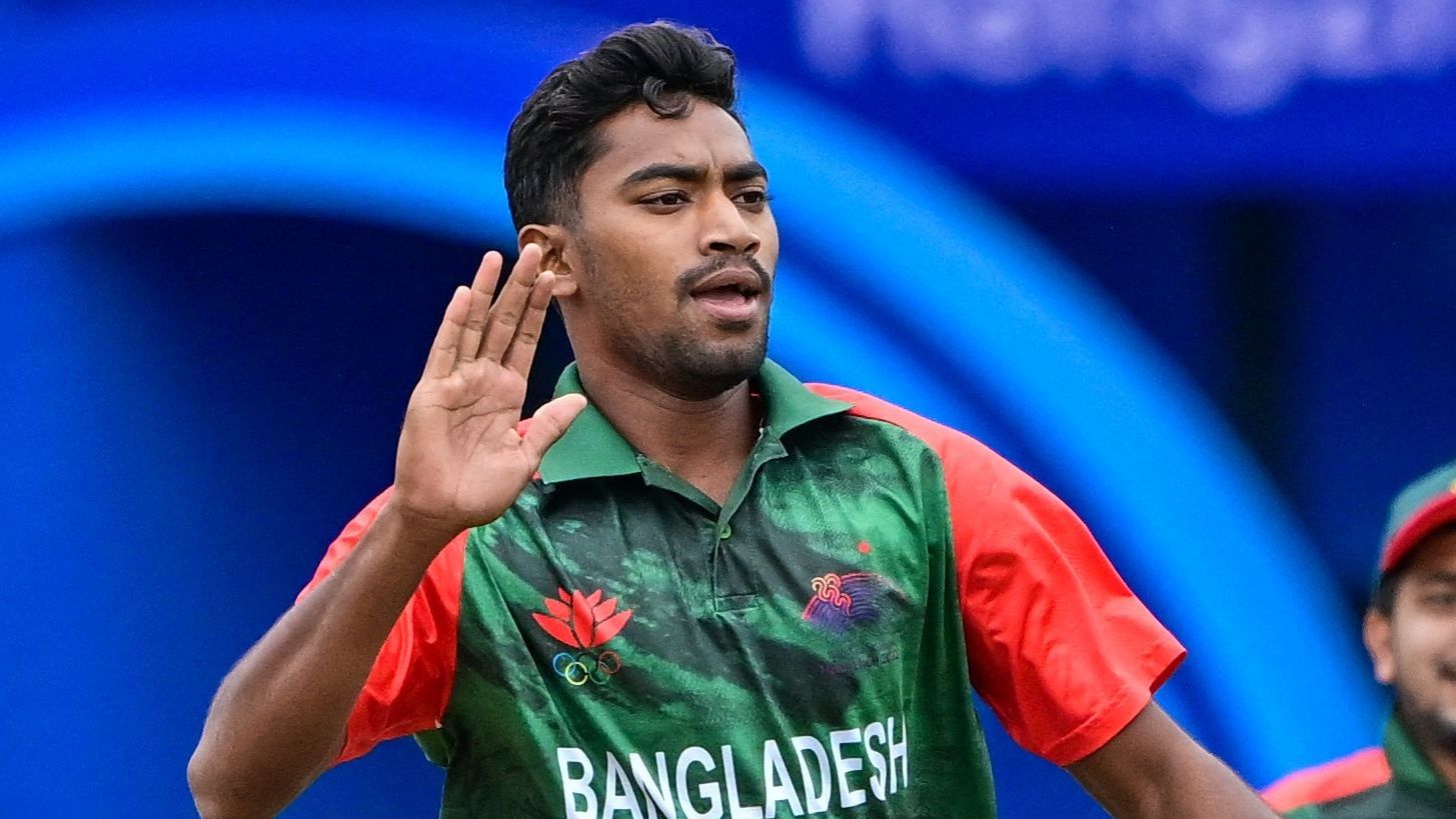 Bangladesh&#039;s Ripon Mondol (L) celebrates with teammates after the dismissal of India&#039;s Yashasvi Jaiswal ahead of the 2025 Asia Cup Rising Stars final featuring Bangladesh vs Pakistan in Doha on Nov, 23 2025. (Photo by Ishara S. KODIKARA / AFP) (Photo by ISHARA S. KODIKARA/AFP via Getty Images)