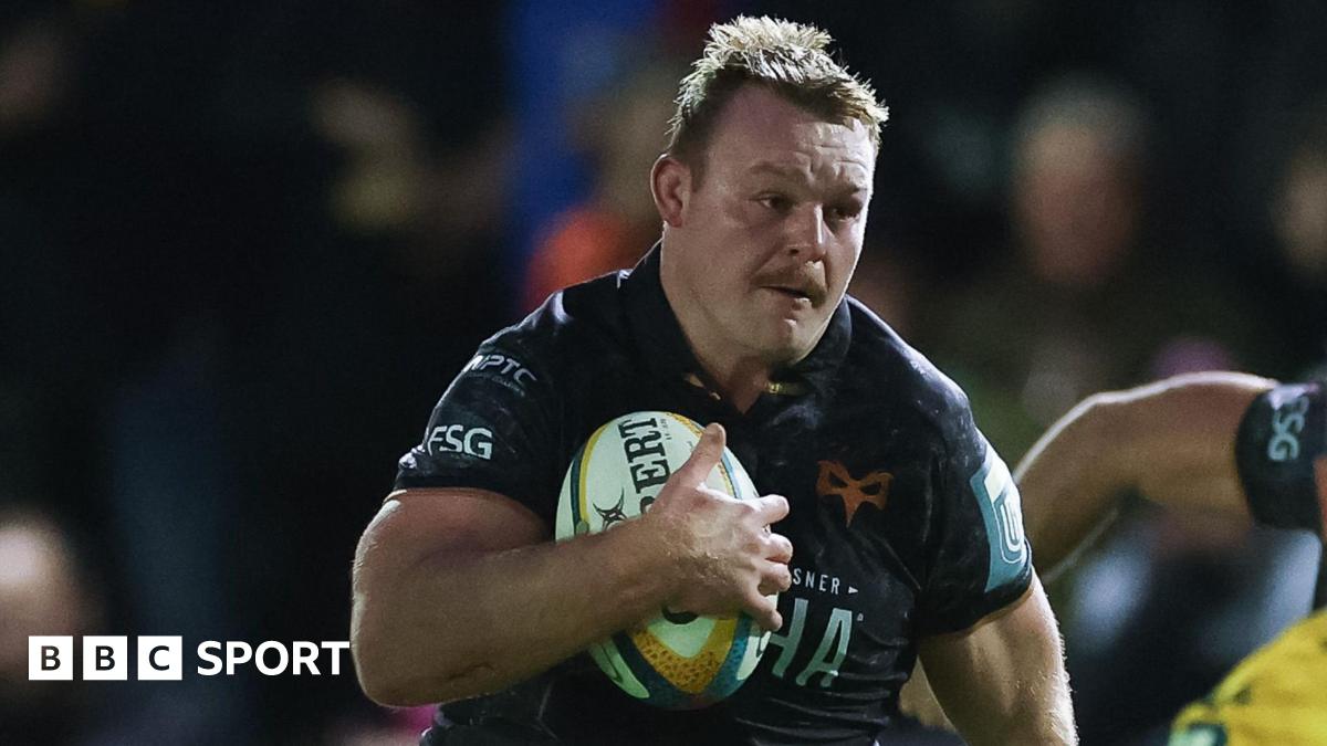 Ospreys' Dewi Lake runs with the ball in his right hand
