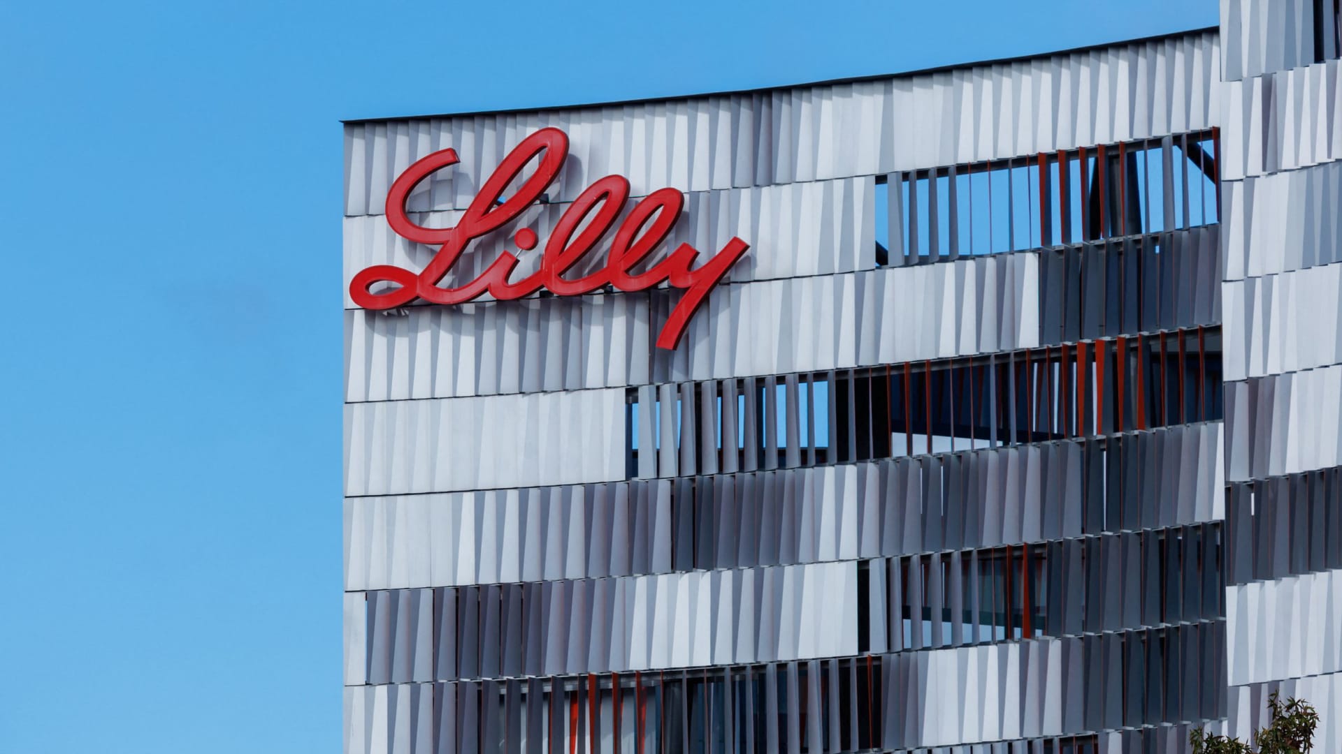 Eli Lilly's weight loss drug retatrutide clears first late-stage study