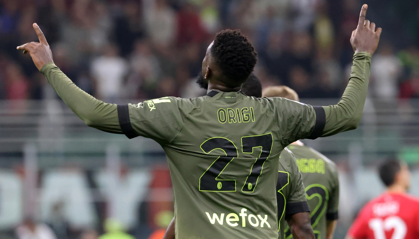 epa10259266 AC Milan’s Divock Origi celebrates scoring the 3-0 goal during the Italian Serie A soccer match between AC Milan and Monza, in Milan, Italy 22 October 2022. EPA-EFE/MATTEO BAZZI