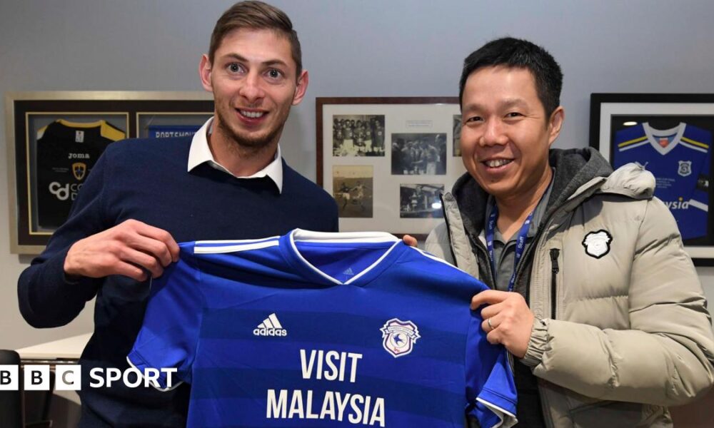Emiliano Sala and Cardiff chief executive Ken Choo pose with club shirt