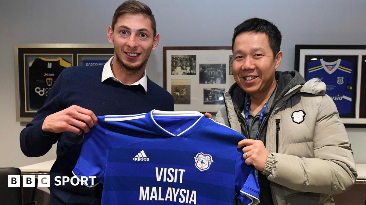 Emiliano Sala and Cardiff chief executive Ken Choo pose with club shirt