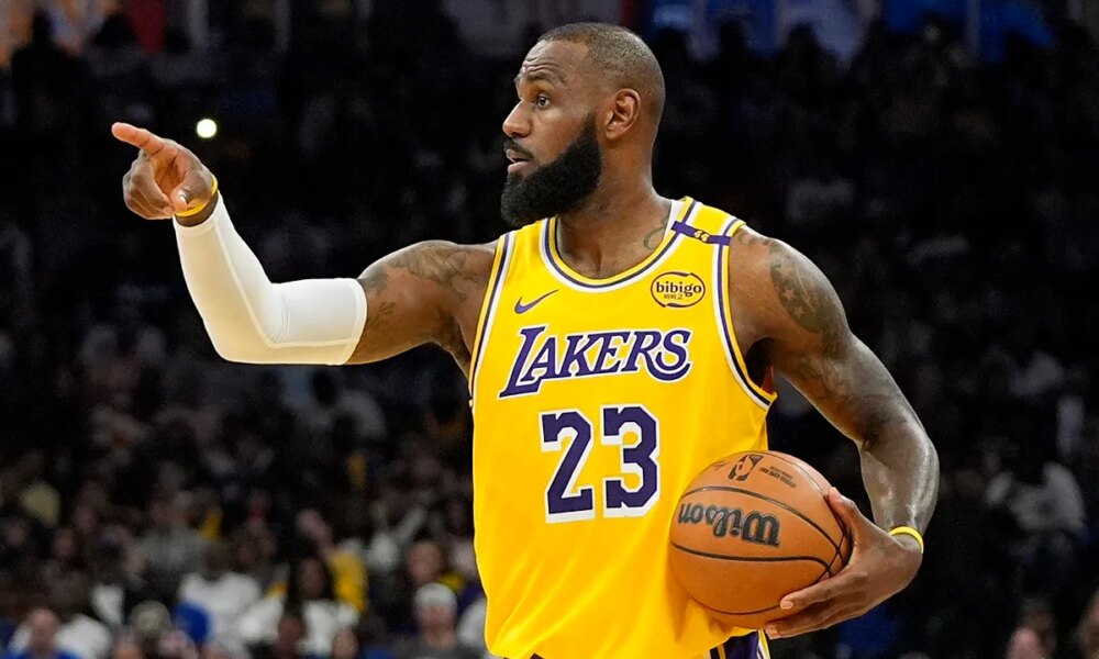 LeBron James 'stops' the game to respond to a fan who asked him about his lack of hair