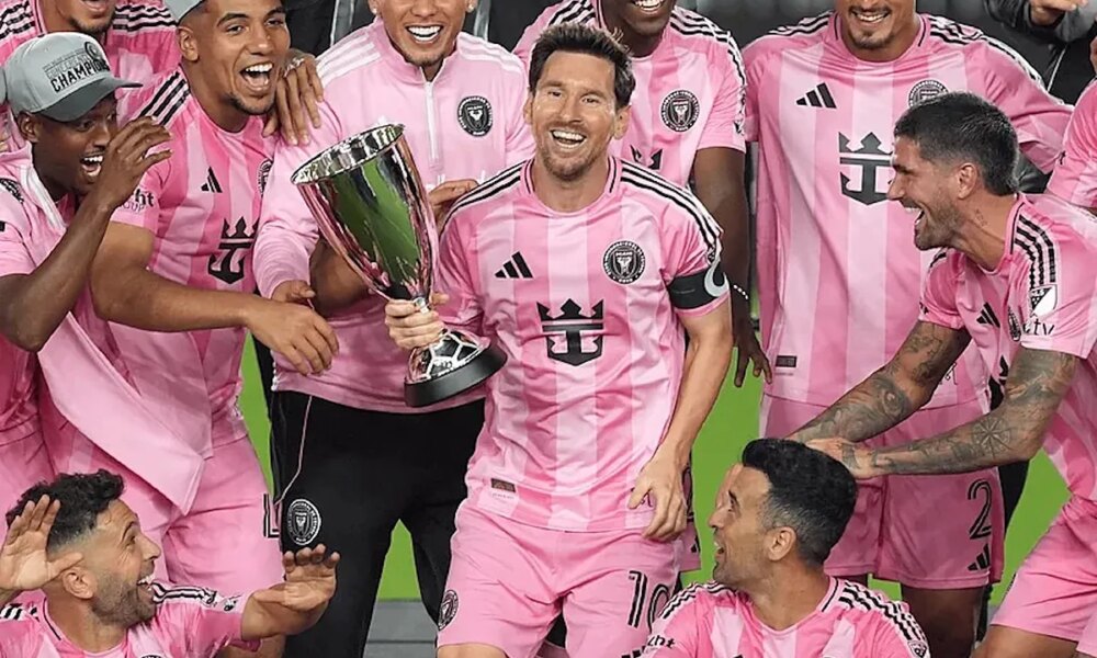 Messi celebrates his latest title with the two women in his life: the star went wild with kisses and hugs