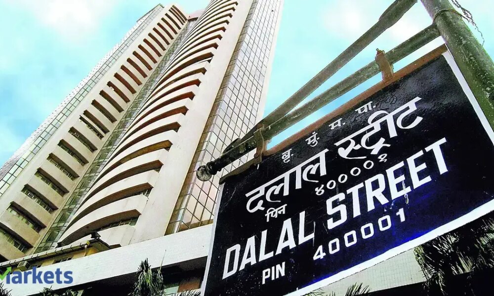 Indices hit new highs but again fail to hold gains on FII sales