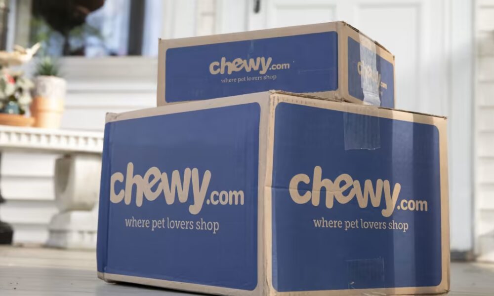 Chewy Beats Earnings Estimates. Why the Stock Is Falling Anyway.