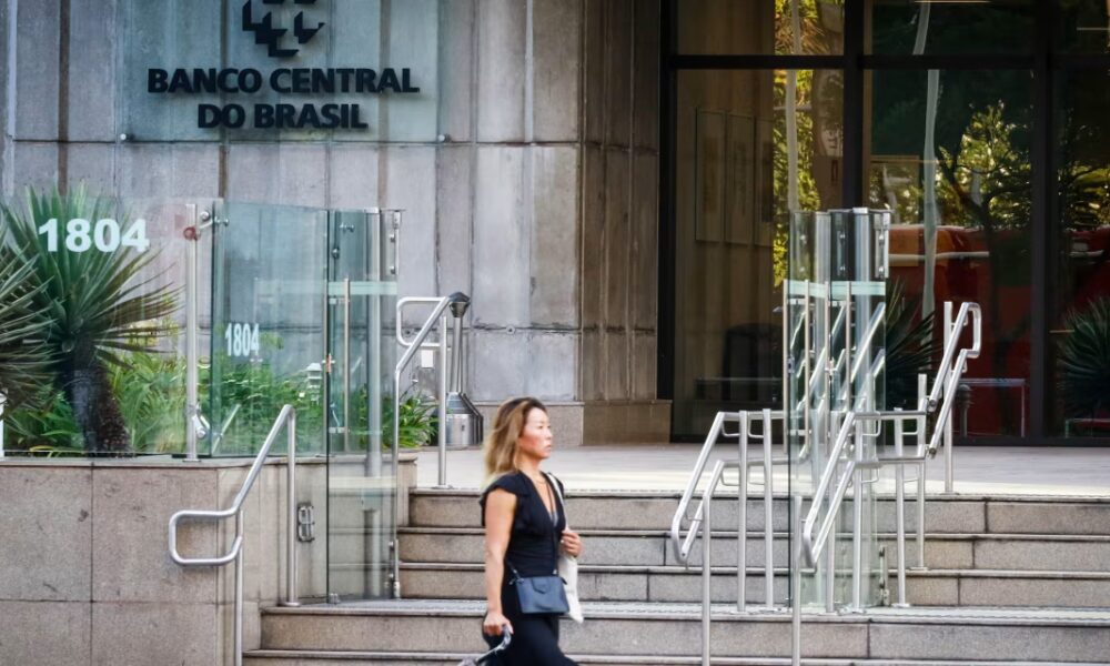 Brazil’s Central Bank Holds Its Key Rate at Lofty 15%