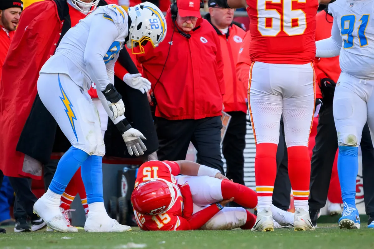 Chiefs players make an emotional gesture for Patrick Mahomes after his scary injury