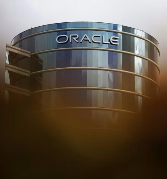 Oracle Stock Falls After Report on AI Data-Center Funding Talks