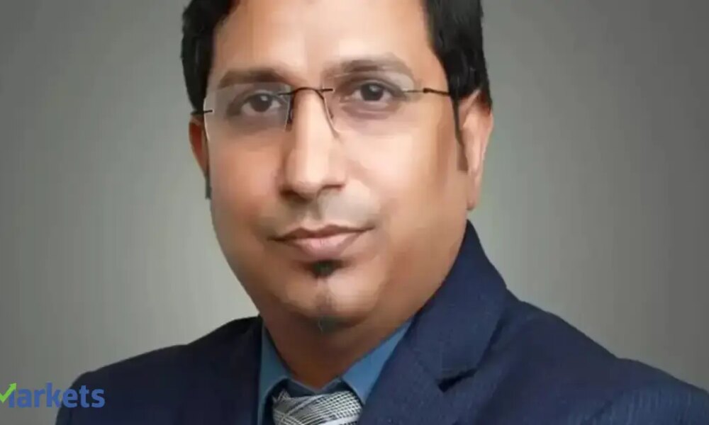 'Markets in consolidation mode; buy on dips, sell on rallies': Kranti Bathini on current market scenario