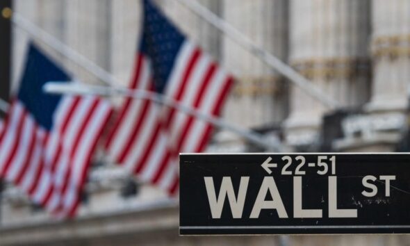 S&P 500 Hits Record Close After GDP Beats Forecasts