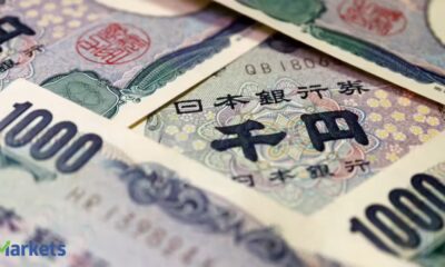 Yen weaker in thin trading as traders stay alert to intervention risk